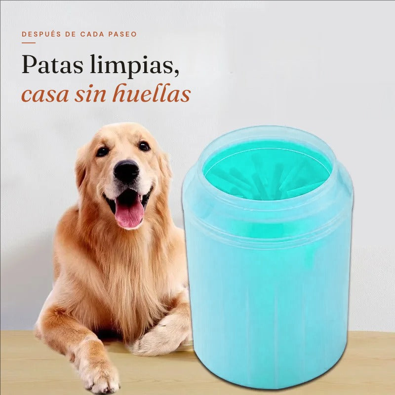 Perro junto al limpiador de patas COTIDIA